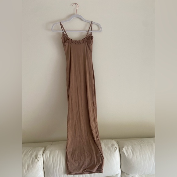 Skims Fits Everybody Lace Maxi Long Slip Dress Size Small Tan Cream - Picture 10 of 11
